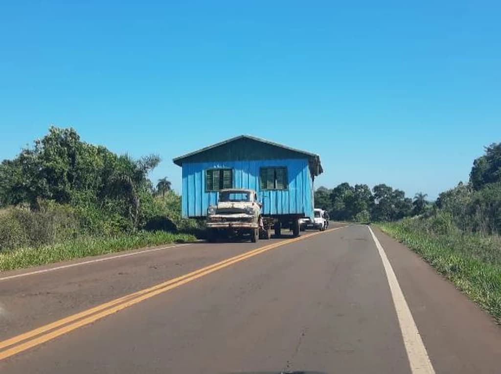 Casal não paga casa e construtor vai buscar de caminhão em SC