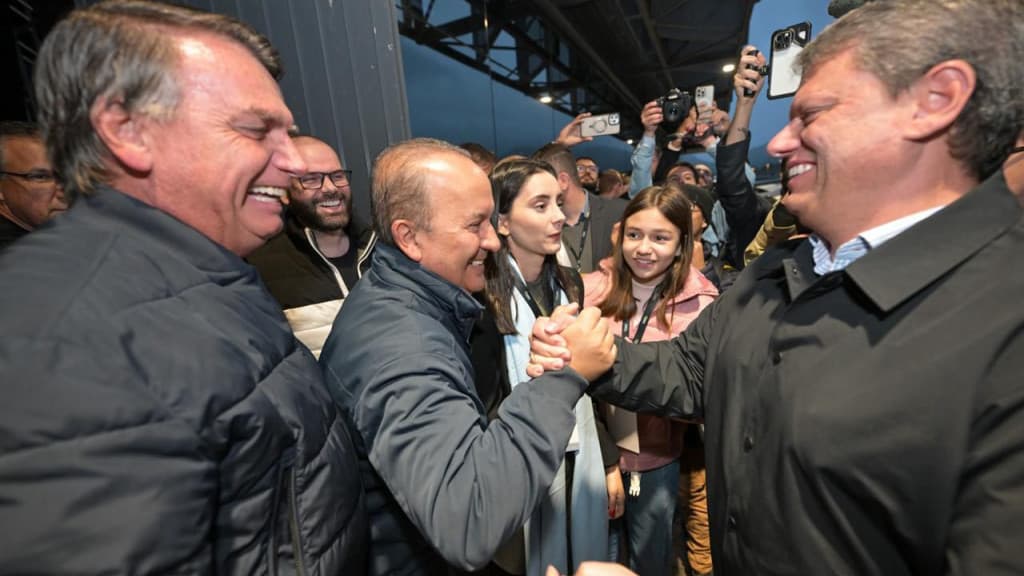 Bolsonaro: Jorginho é o melhor governador do Brasil, mas Tarcísio é mais bonito