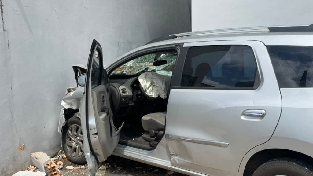 Carro colide e invade residência e, por pouco, não atinge crianças