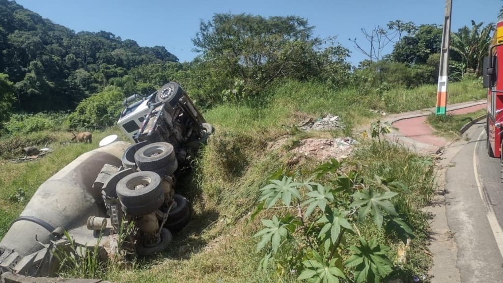 Caminhão betoneira tomba e deixa trabalhador ferido, em Camboriú