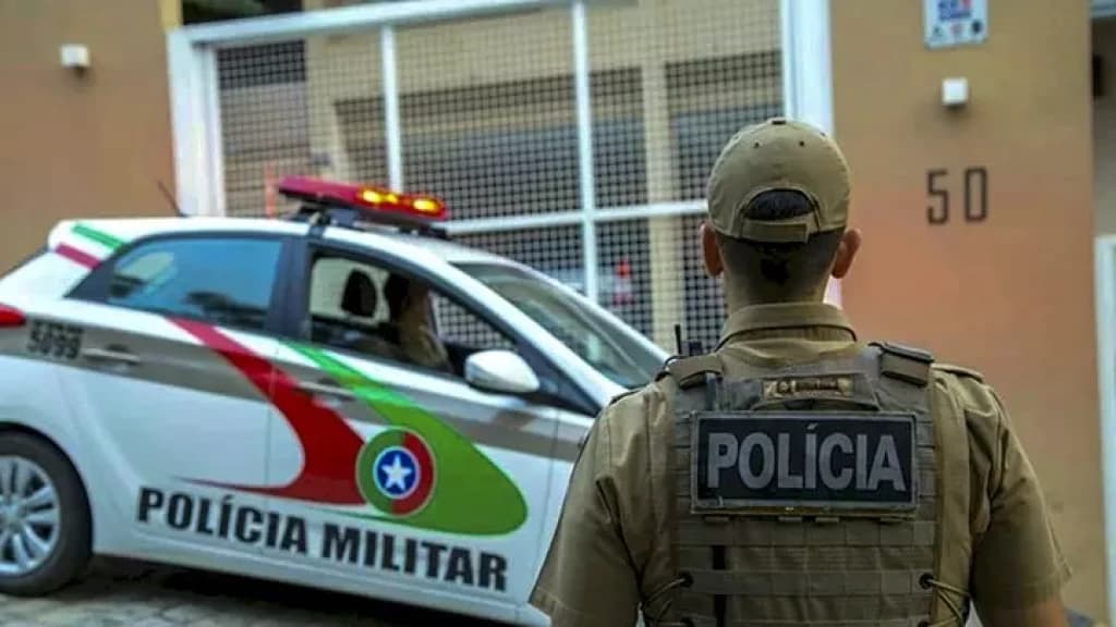 Homem é preso após xingar policiais de “bostas” em Brusque
