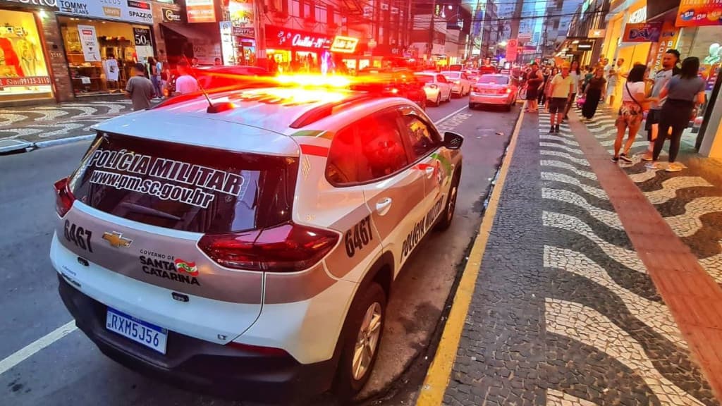 Mulher invade residência e esfaqueia vizinho em Balneário Camboriú