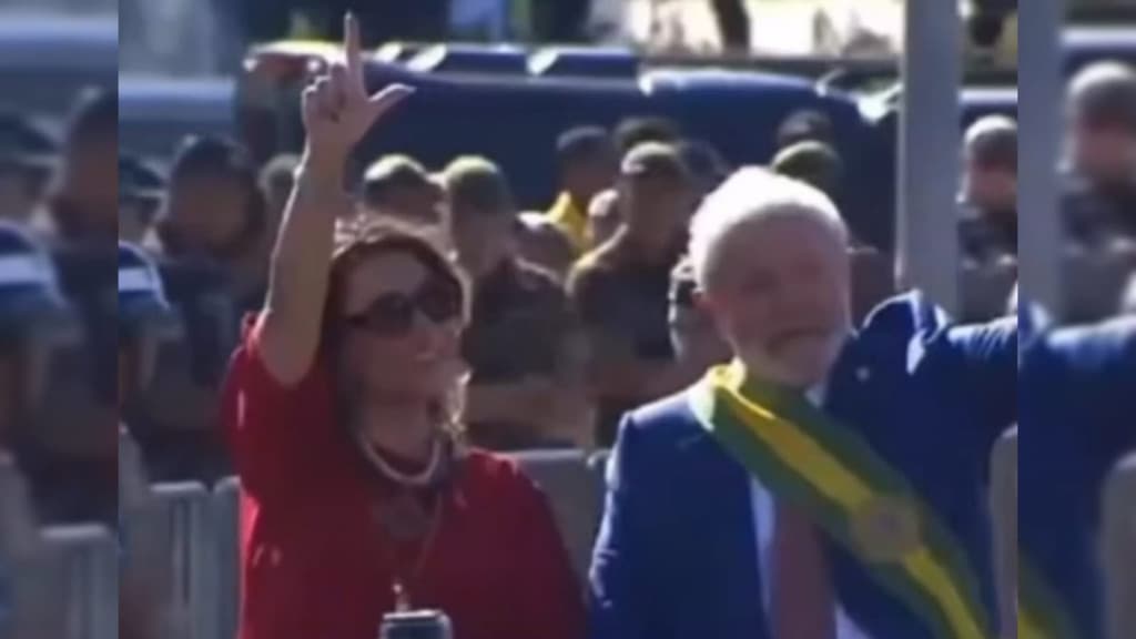 7 de Setembro: em desfile vazio, Lula acena “para ninguém” e Janja, de vermelho, “faz o L”
