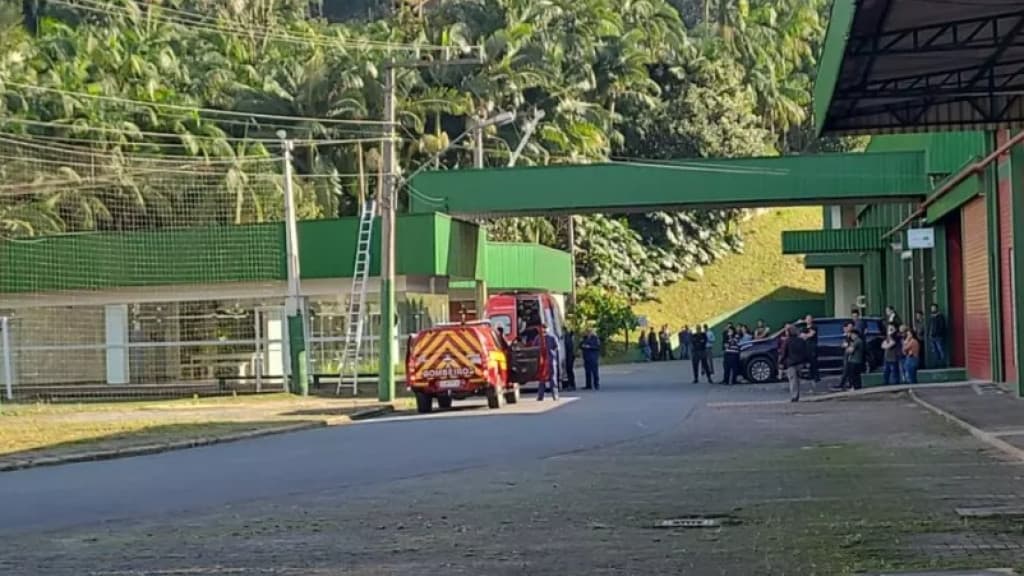 Homem sobrevive após choque elétrico de 23 mil volts seguido de queda de 6 metros