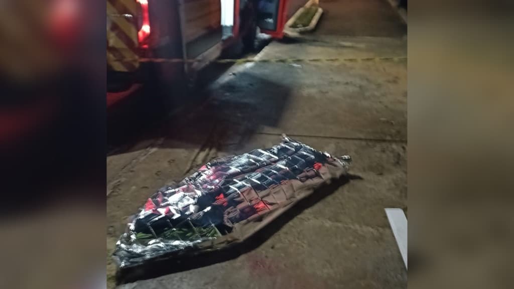 Pedestre encontra homem morto e esfaqueado na calçada