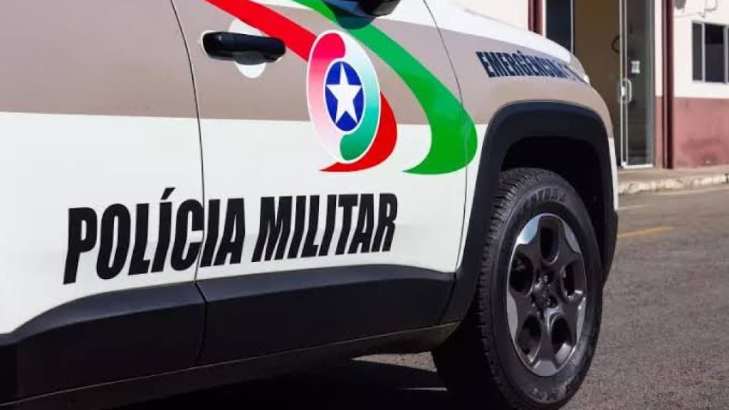 Homem sob efeito de cocaína corta roupas e danifica carro de mulher em Bombinhas
