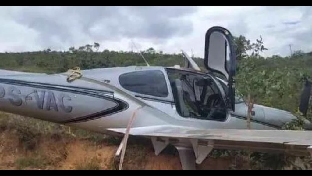 Avião com duas crianças cai em região de mata após apresentar pane