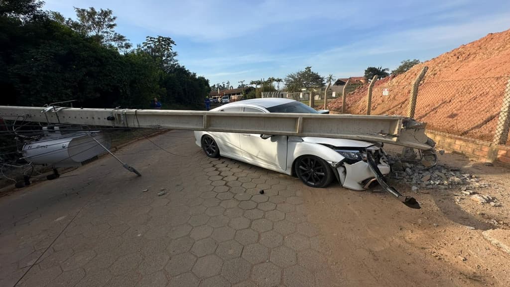 AGORA: Motorista “desaparece” após derrubar dois postes em Canelinha