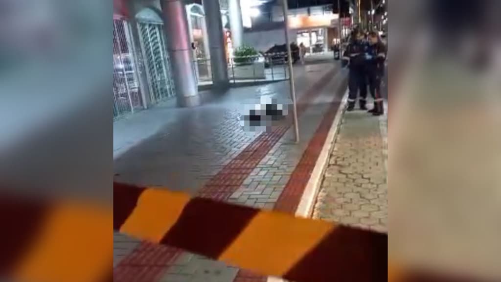 Moradores se assustam com barulho e encontram homem morto em calçada de Itapema