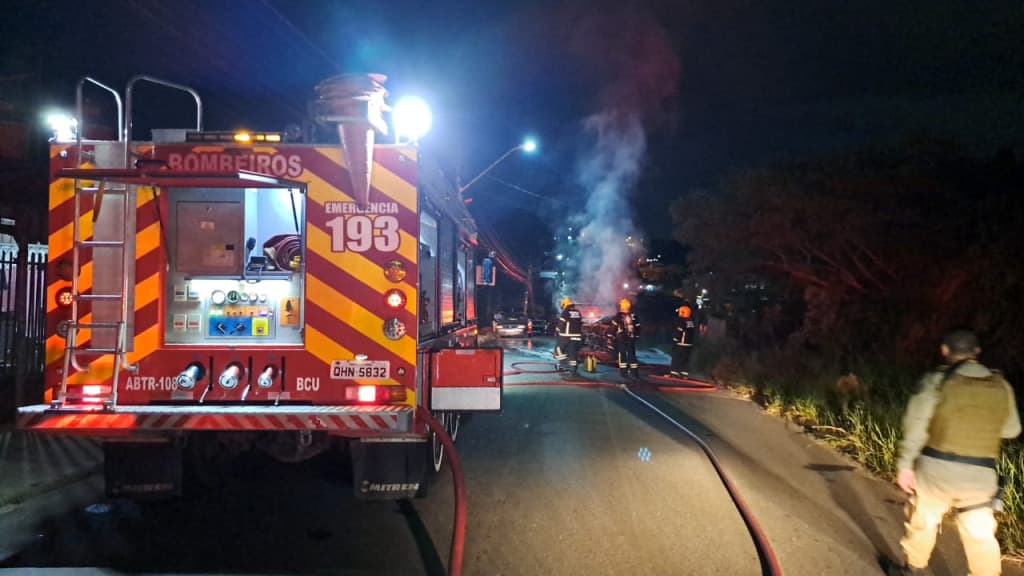 Motorista foge e população incendeia camionete após acidente matar jovem em Camboriú