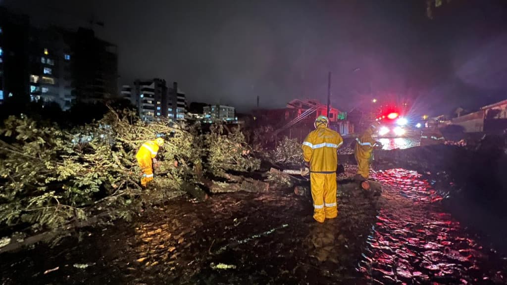 Tempestade causada por ciclone provoca caos em municípios de SC