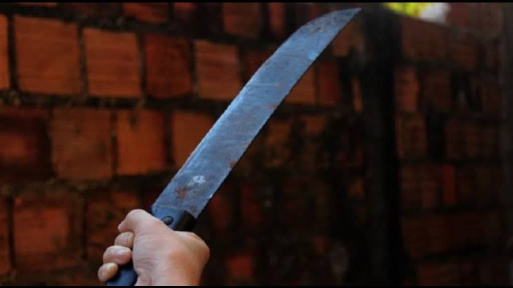 Adolescente flagra mãe sendo ameaçada pelo namorado com facão e chama polícia