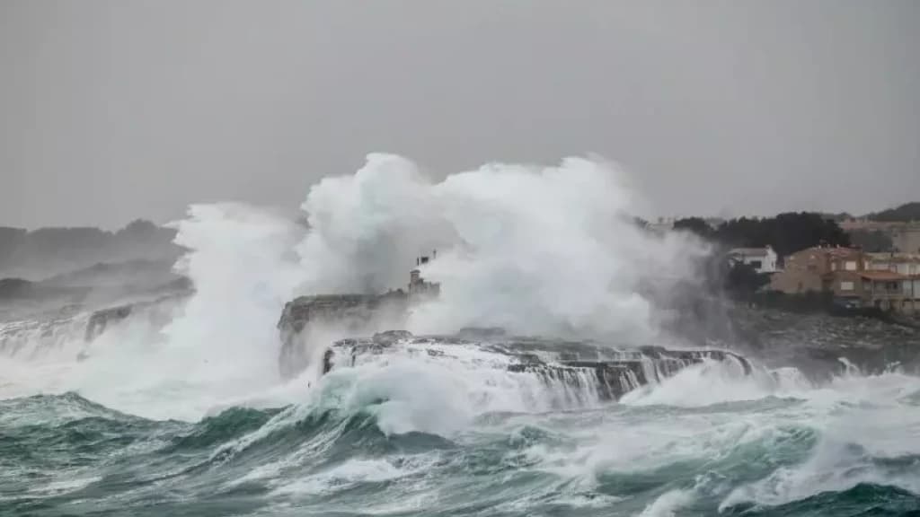 Mar agitado: Defesa Civil alerta para ondas de até 3 metros em Santa Catarina