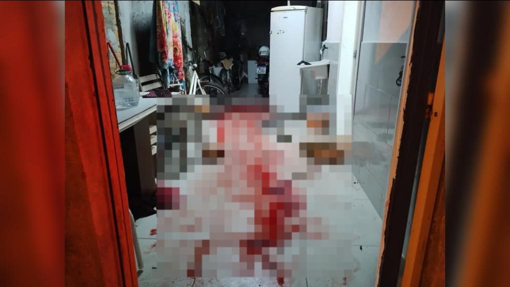 Homem mata companheira com facada no peito e deixa criança ferida, em Balneário Camboriú