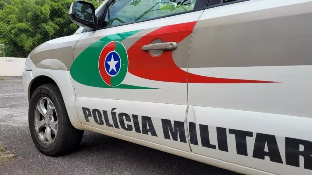 Criança defende mãe do pai e é agredida; homem atacou mulher com machadinha