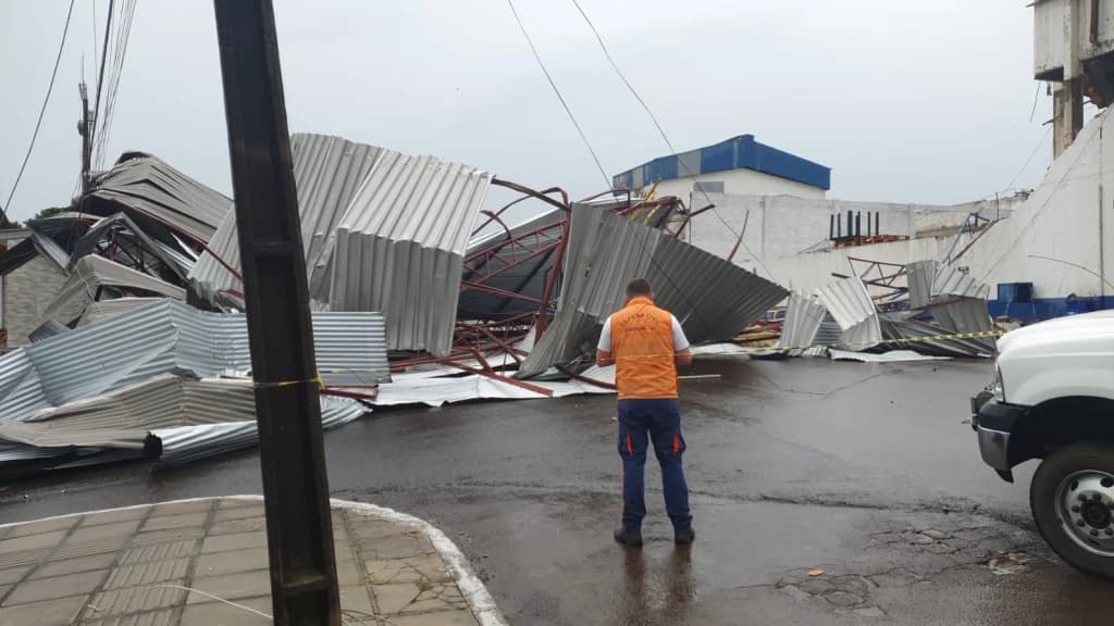 Temporal atinge cidade de Santa Catarina e deixa rastro de destruição