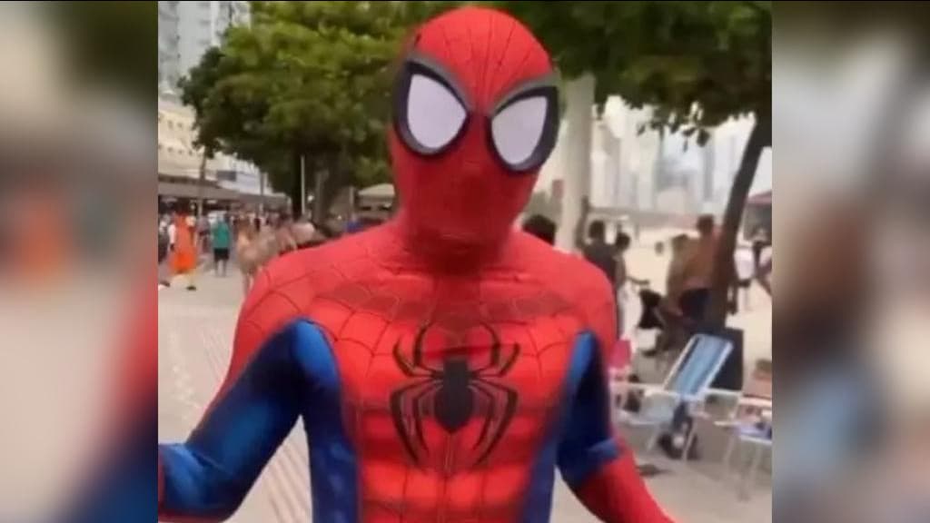 Turista pede ajuda ao Homem-Aranha durante briga em praia, de Balneário Camboriú