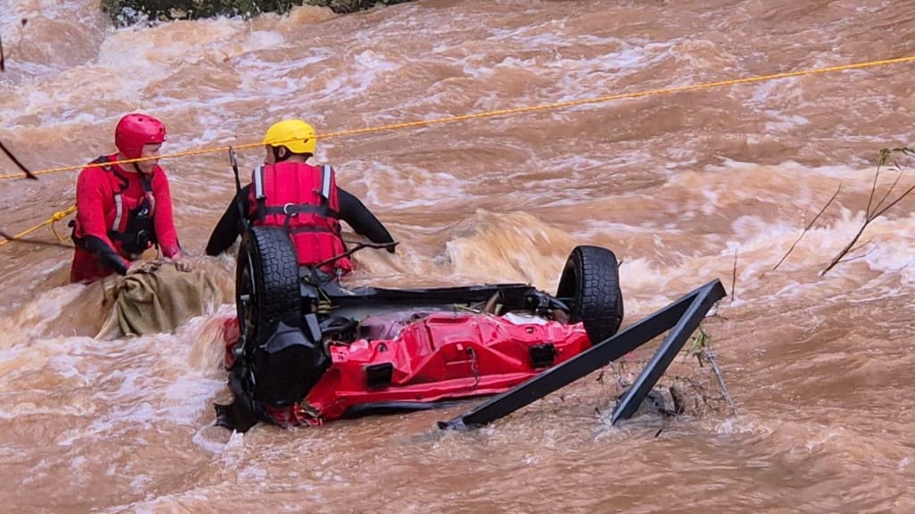 Idoso desaparecido ao ter carro arrastado em enchente é encontrado morto