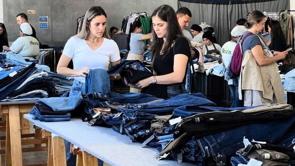 Com peças a partir de R$25, Mega Feirão do Jeans da lei atual vira “febre” em Tijucas