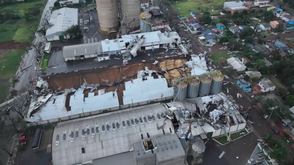 Temporal deixa rastro de destruição no Rio Grande do Sul e deixa SC em alerta