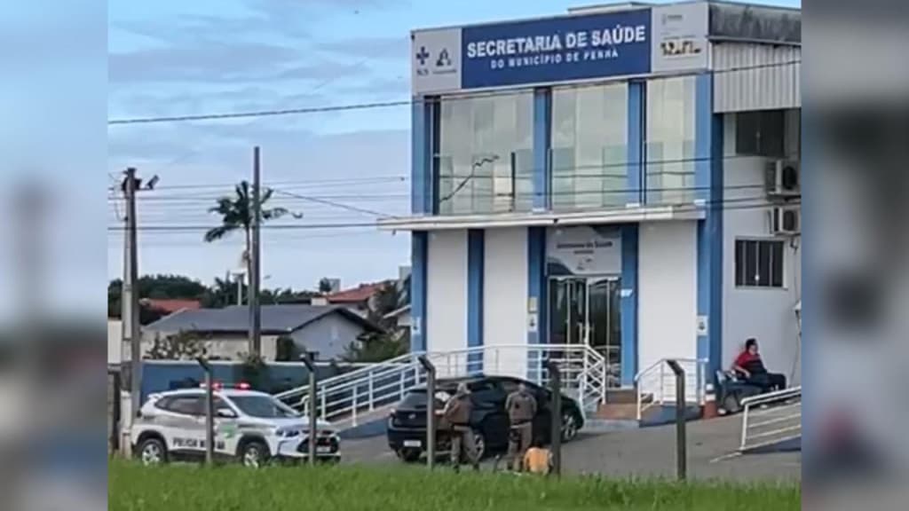 Mulher briga com colegas de trabalho e surta com faca na Secretaria de Saúde, em Penha