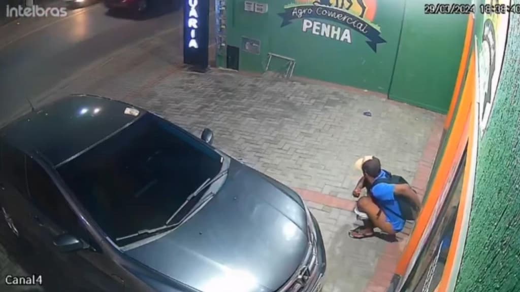 “Fez ali mesmo”: andarilho faz cocô na porta de loja em SC