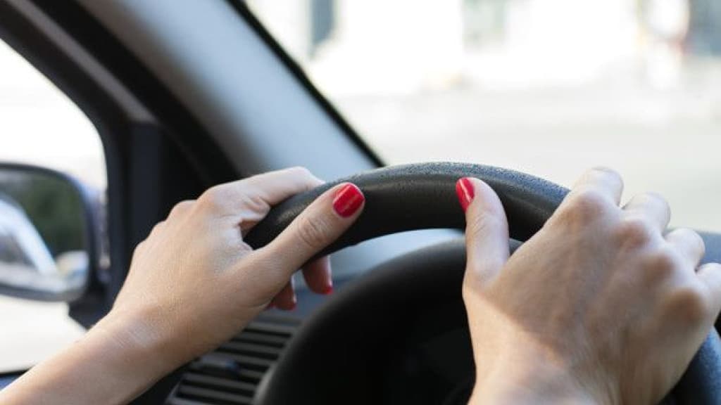 Mulher cai em golpe e tem carro levado por falsos cobradores