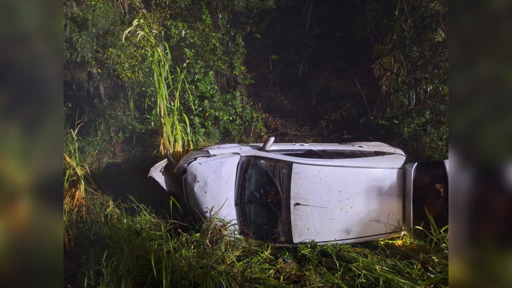 Carro capota em ribanceira na BR-163 e vítimas escapam vivas