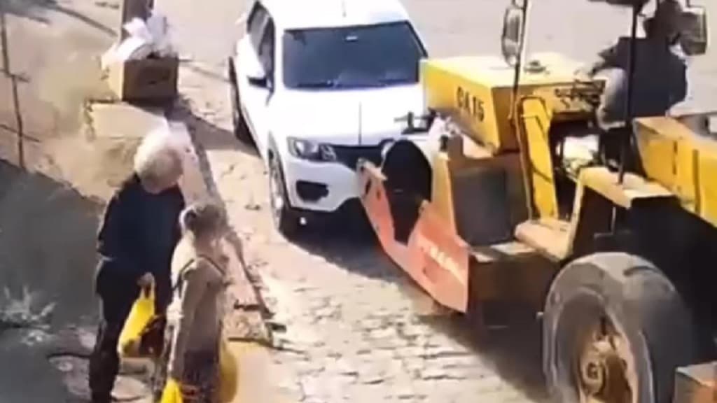 Rolo compressor descontrolado quase atinge idosos, esmaga Kwid e só para ao atingir caminhonete