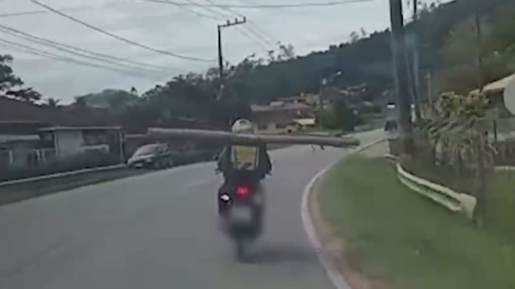 Motoboy é flagrado levando pau nas costas na SC-407