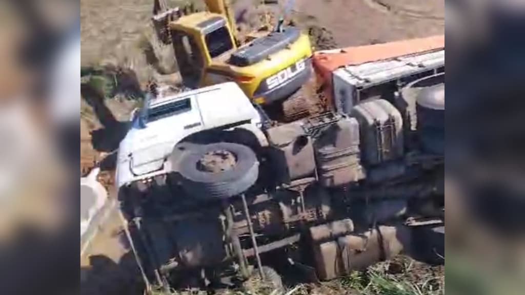 URGENTE: Caminhão tomba e mata trabalhadores esmagados às margens rodovia