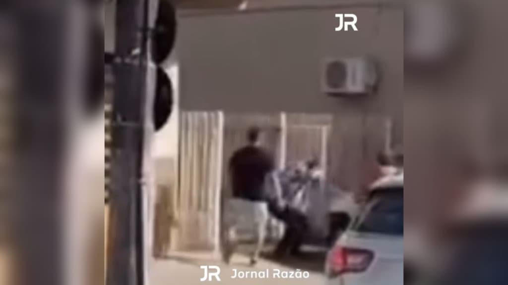 Assaltante agarra mulher “pelos cabelos”, mas população reage e bandido leva uma surra em SC