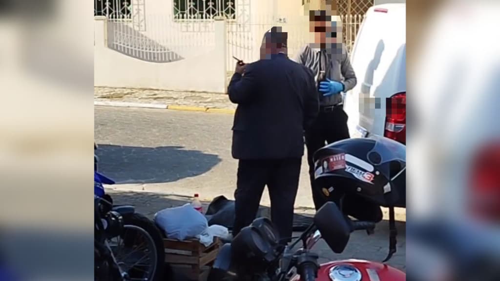 “Morreu de manhã e tá desde cedo na calçada”, denuncia morador em Camboriú
