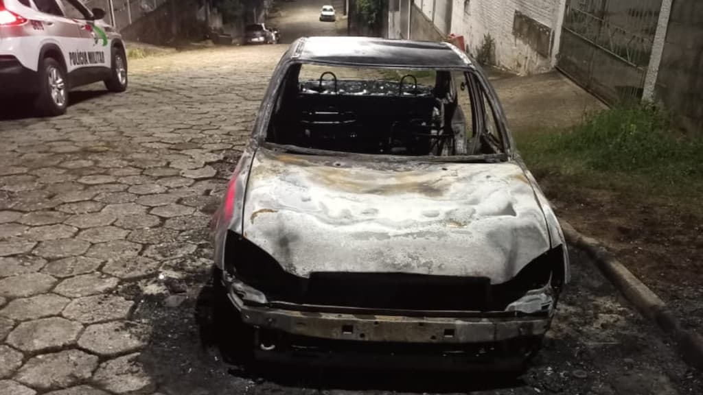 Jovem é morto a tiros em emboscada e assassinos incendeiam carro em São José