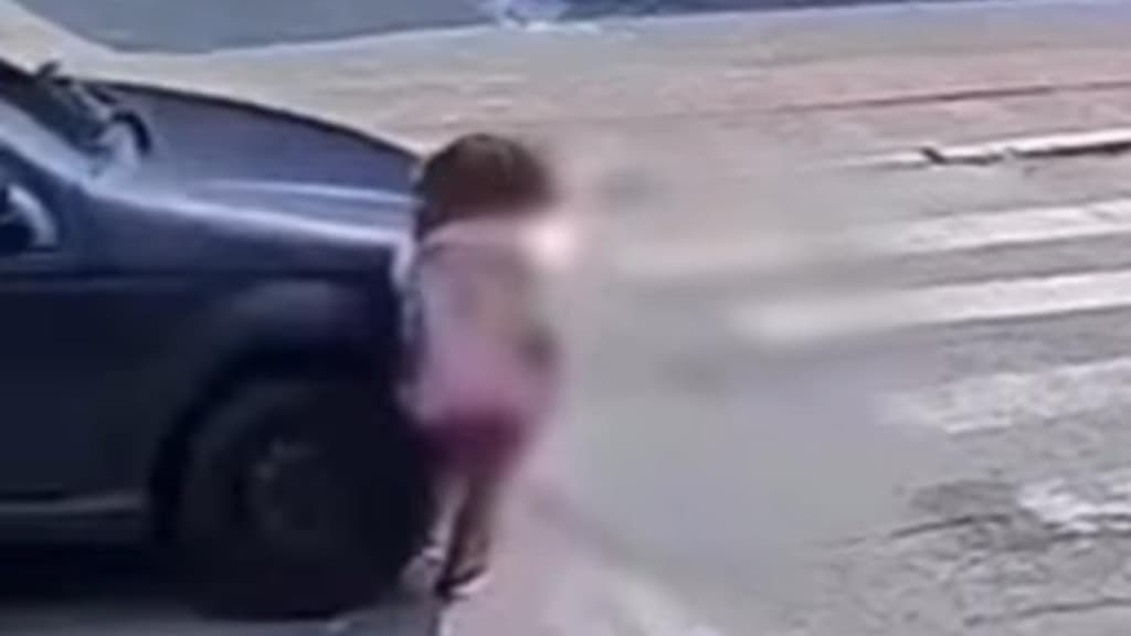 Menina de 6 anos é atropelada ao desembarcar de ônibus em frente a escola de São João Batista