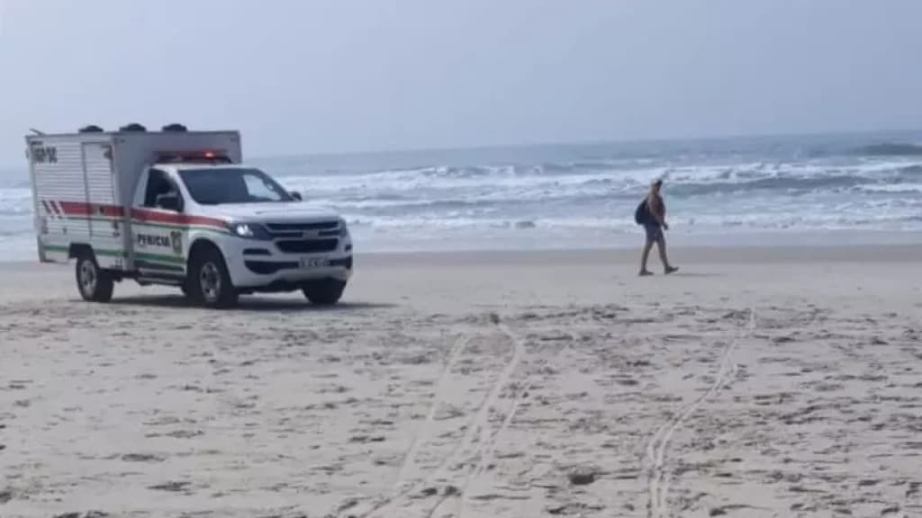 Homem morre afogado após cair de um caiaque em praia de SC