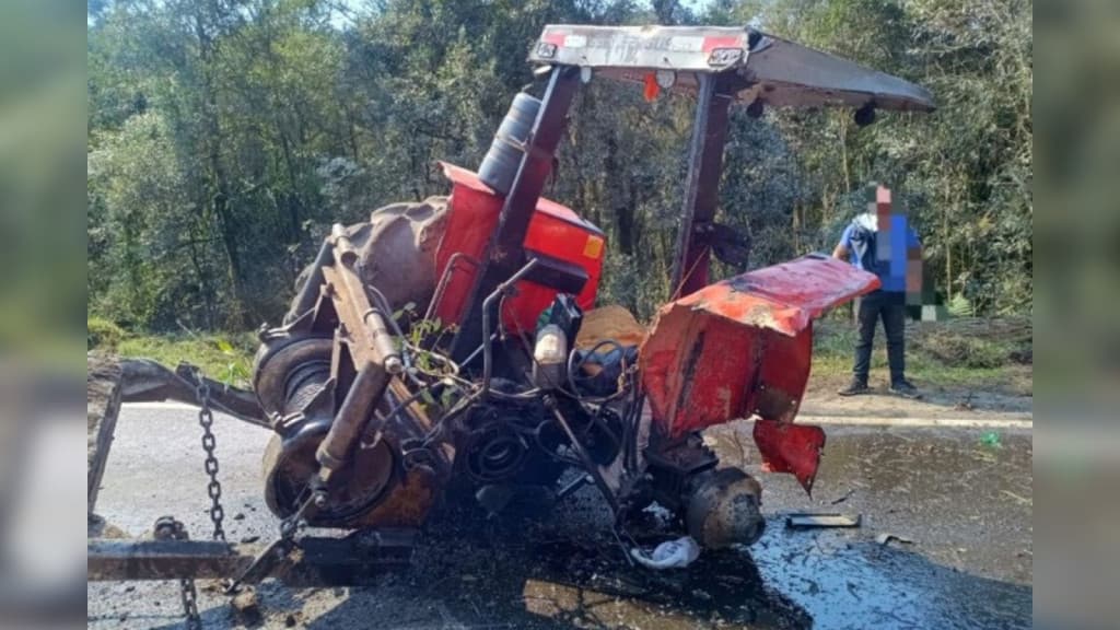 Trator parte ao meio após colisão com caminhão na BR-470