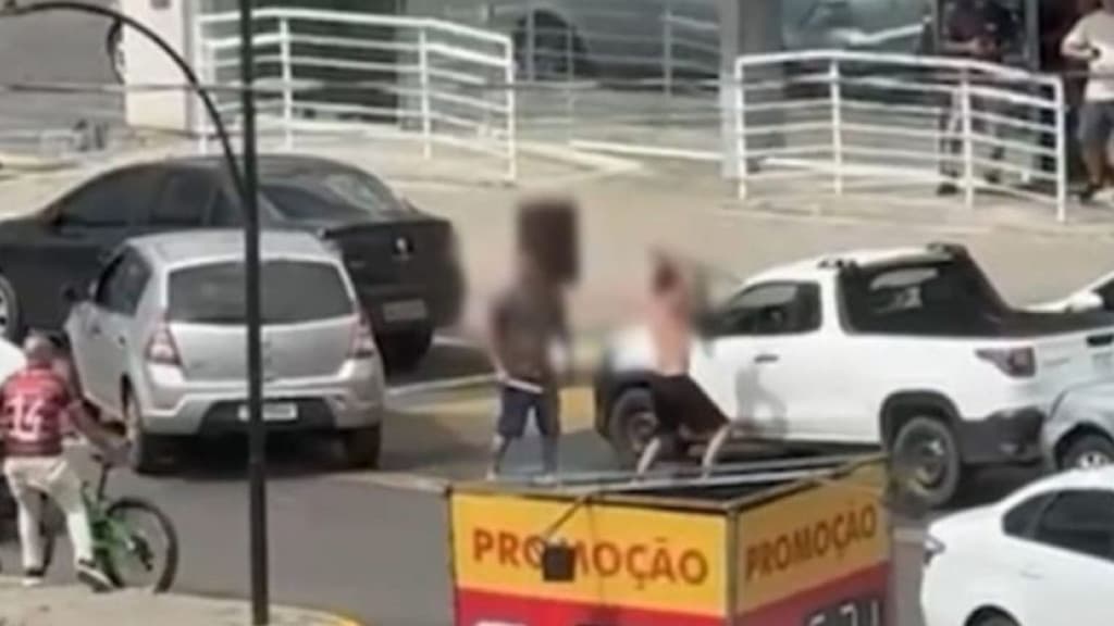 Homem quebra carro de prefeitura com bastão ao cobrar dívida de servidor em SC