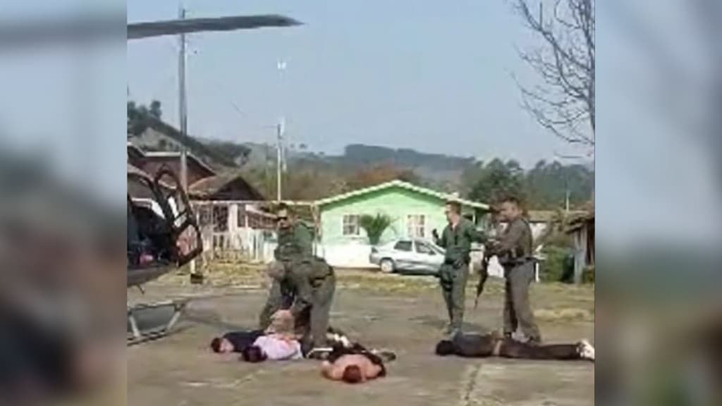 Policiais comemoram prisão de sequestradores de vendedor em SC