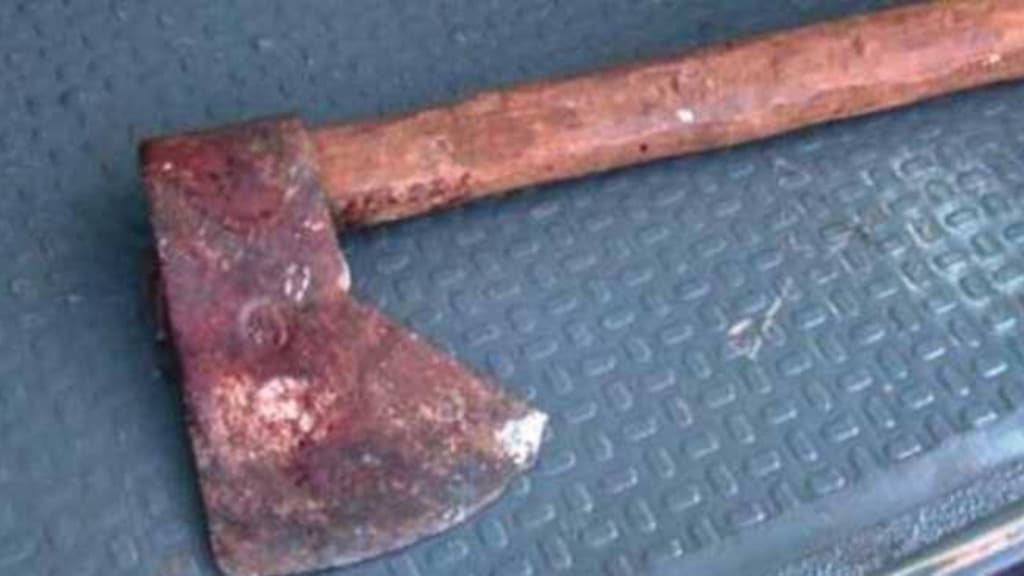 Homem com machadinha ataca ex-mulher e tenta invadir casa de vizinhos