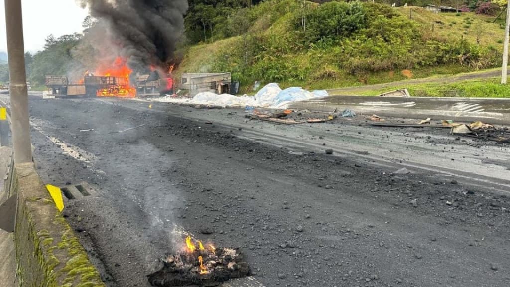 VÍDEO: Carreta pega fogo e mata duas pessoas na BR-376 entre PR e SC