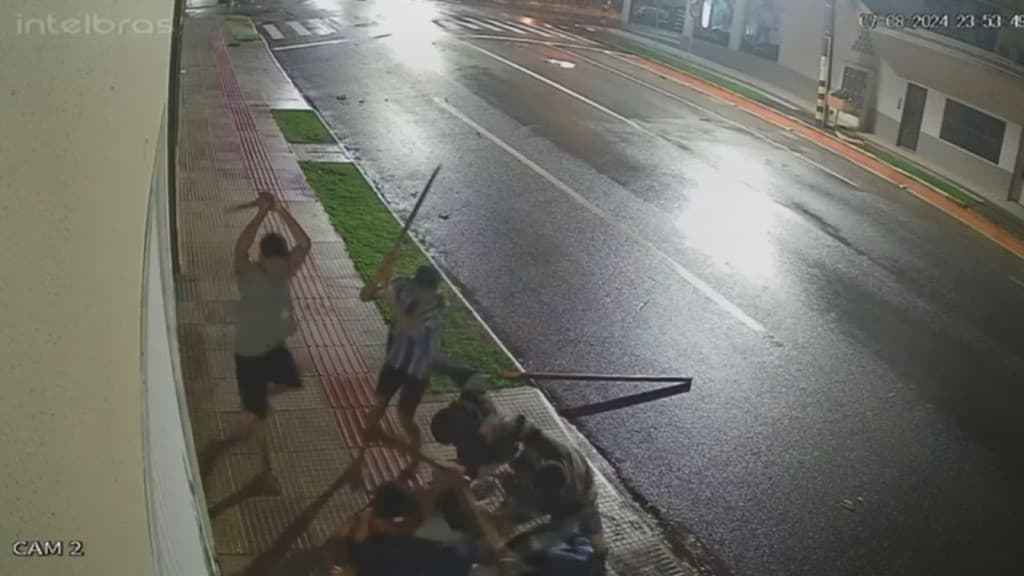 VÍDEO – Homem “se mete” em briga para ajudar colega, mas acaba no hospital: “amigo fugiu”