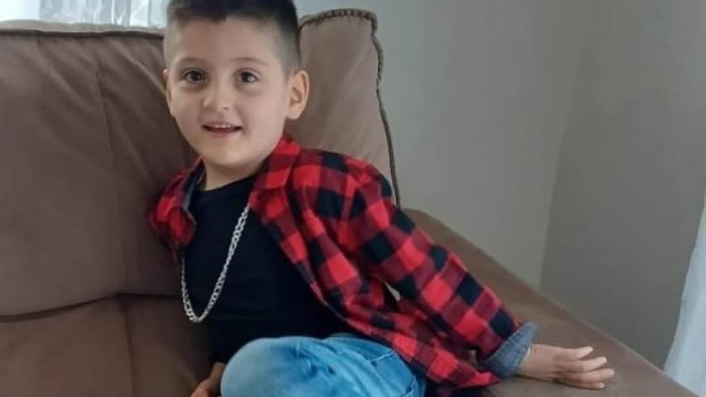 Menino autista de 5 anos é encontrado morto dentro de lago em SC