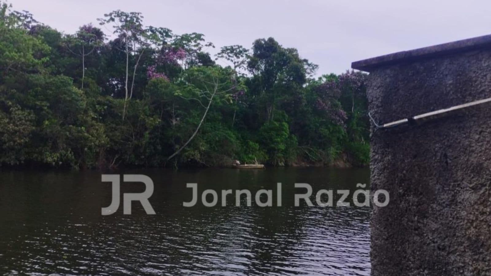 Criminoso com tornozeleira assalta padaria e morre afogado em rio durante fuga da PM em SC