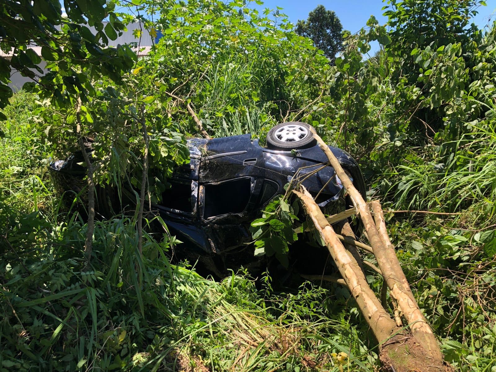Carro tomba na SC-445 e motorista é retirado pelo para-brisa