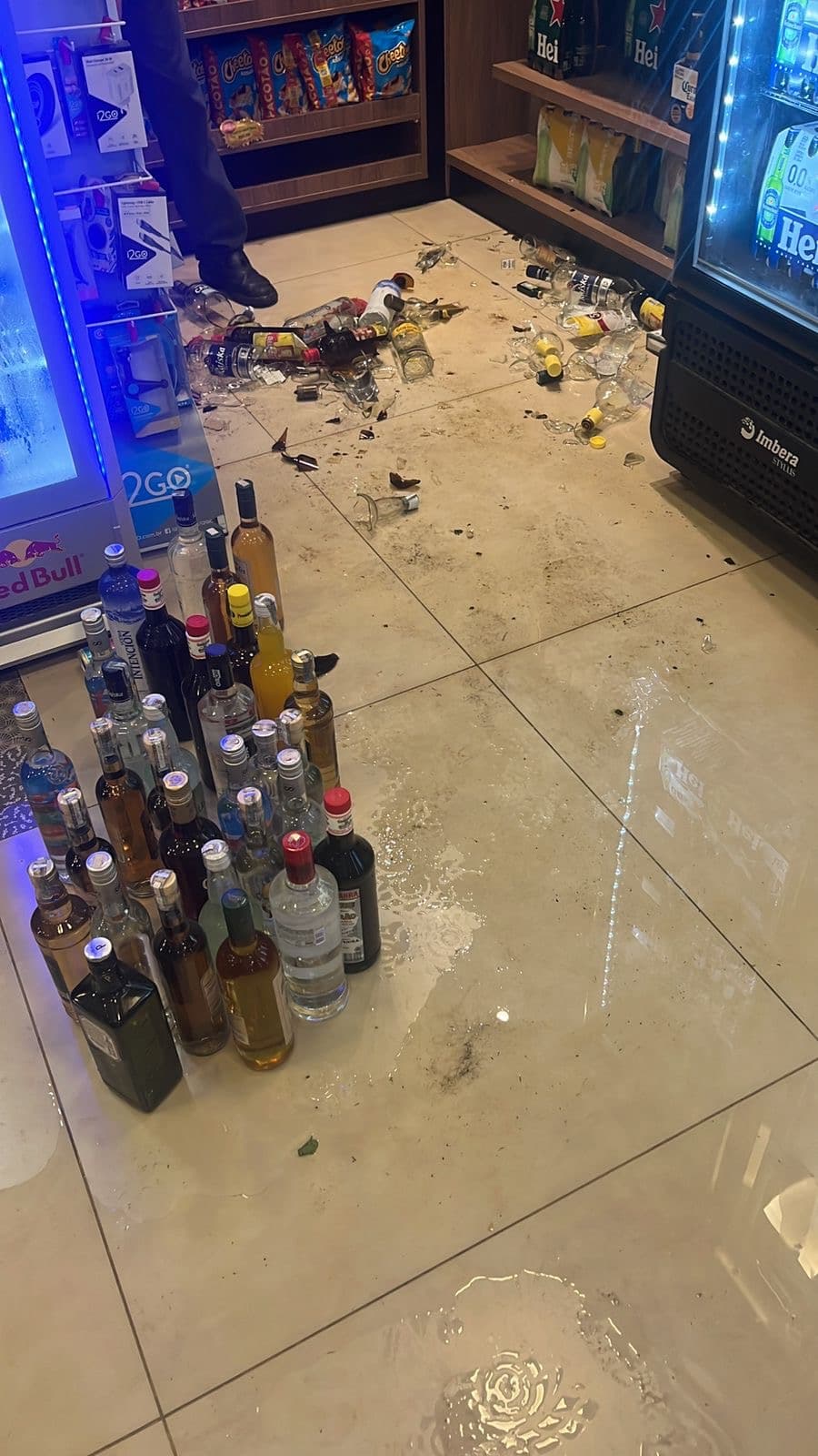 Criminosos fortemente armados aterrorizam clientes e funcionários em assaltos