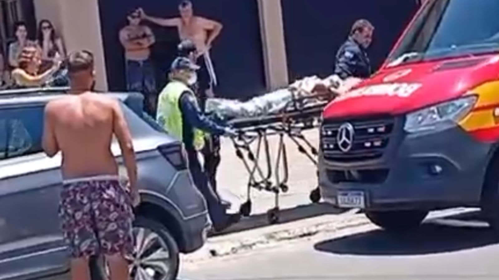 Tiroteio em praia de Santa Catarina deixa homem baleado e assusta turistas