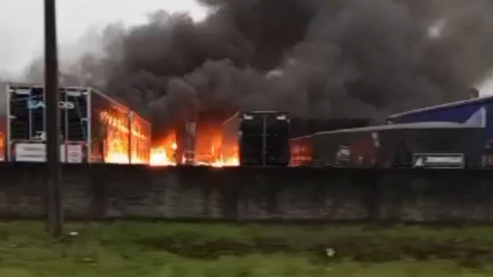 URGENTE: Incêndio de grandes proporções atinge empresa de furgões e mobiliza bombeiros em SC
