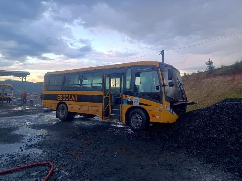 Ônibus escolar pega fogo durante abastecimento e causa pânico