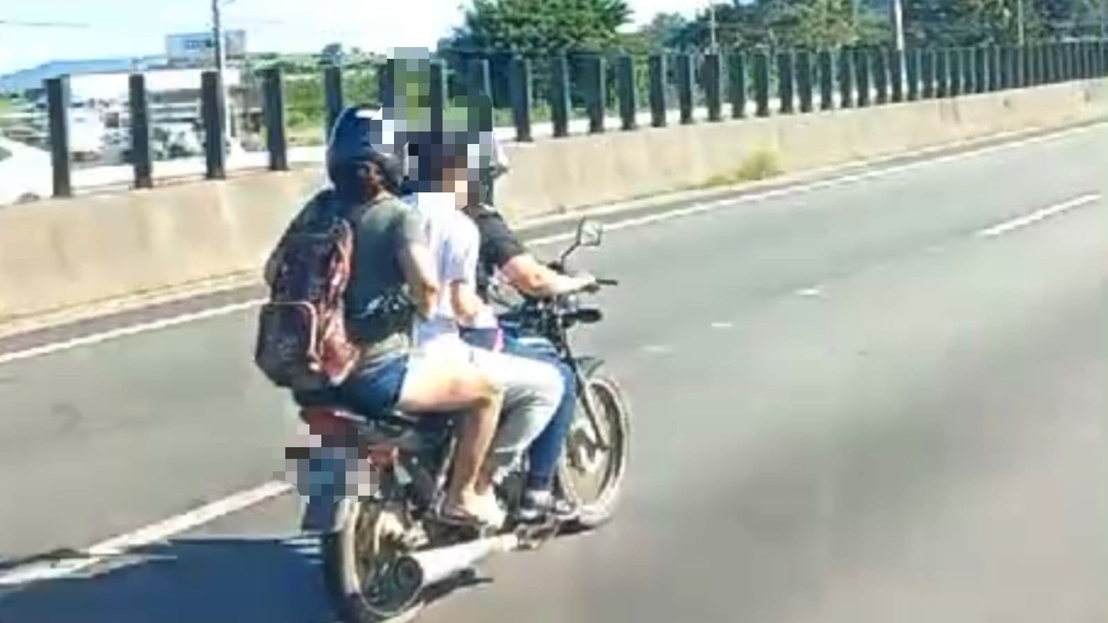 “Partiu litoral”: Três pessoas são flagradas em cima de uma motocicleta na BR-101 em SC